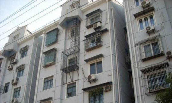 单身女子宿舍遇害，凶手同一小区3天连杀4人是否被抓获？