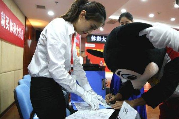 河南男子去年中千万没花完今年又中千万，买彩票有技巧吗？