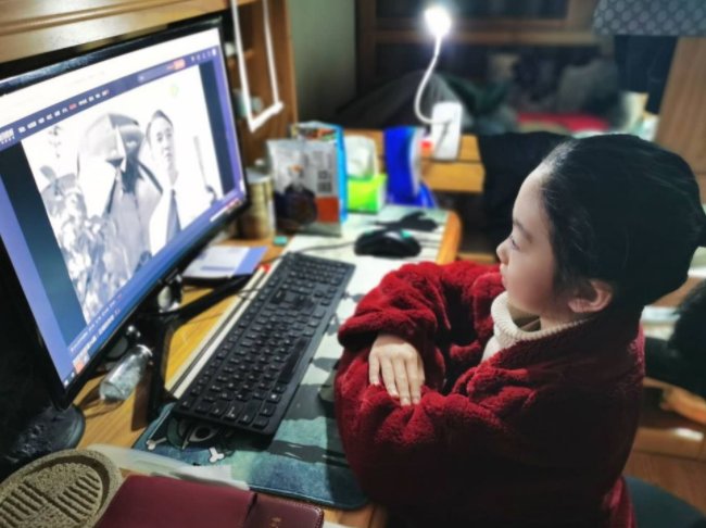 临汾一“萌娃”蹭姐姐网课学英语，孩子们喜欢上网课还是线下课程？