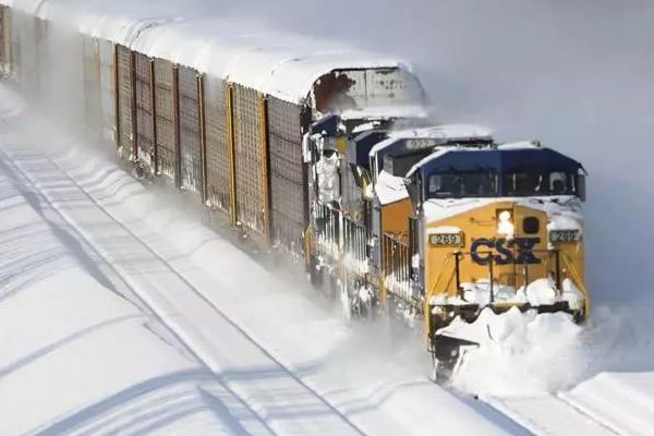 内蒙古通辽的火车“破雪”前行,你如何评价火车这一行为?