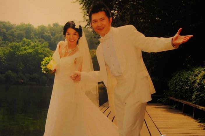 少儿频道 智慧树栏目的红果果和绿泡泡真名是什么？各多少岁了？他俩多少年结的婚啊