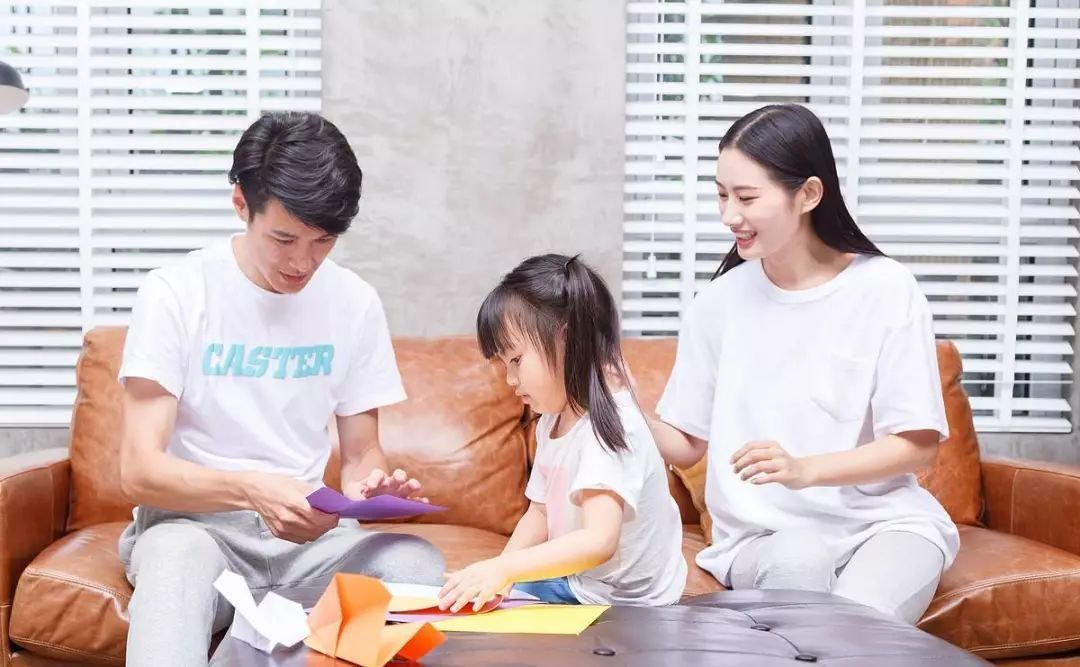 委员建议对生育孩子家庭按月发补贴，这可以给家庭减轻哪些负担？