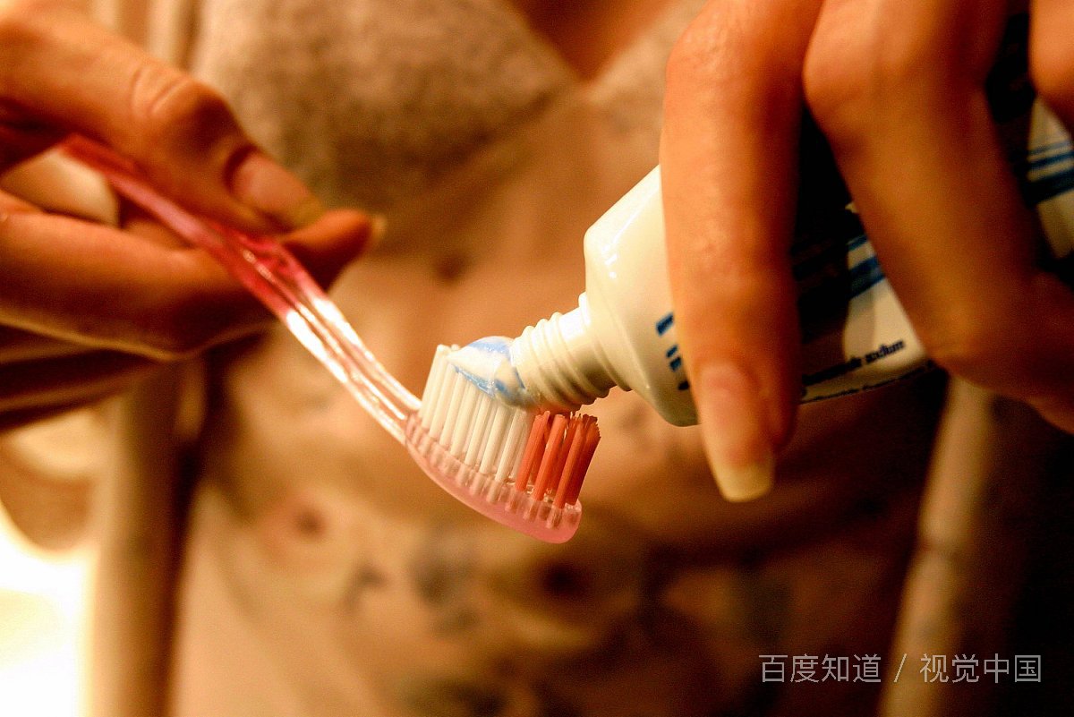 刷牙之前把牙膏挤在嘴里含10分钟再刷牙，这样的做法正确吗？为什么呢？