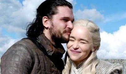 权力的游戏中，雪诺和龙母是什么关系？