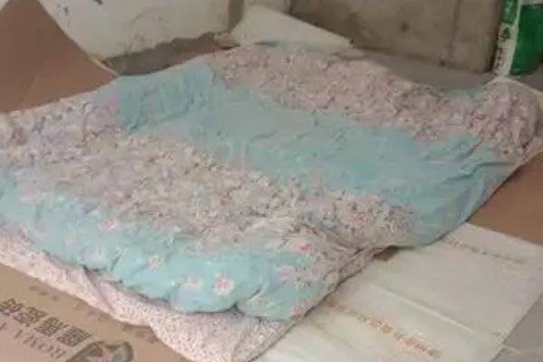 工人滞留上海毛坯房，夫妻俩1根萝卜吃2顿，被滞留的外来打工者有多少？
