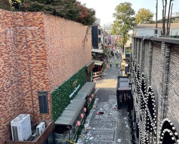 男子路过被卷入人群遇难，其妻子怀孕3月，在人多的地方该注意什么？