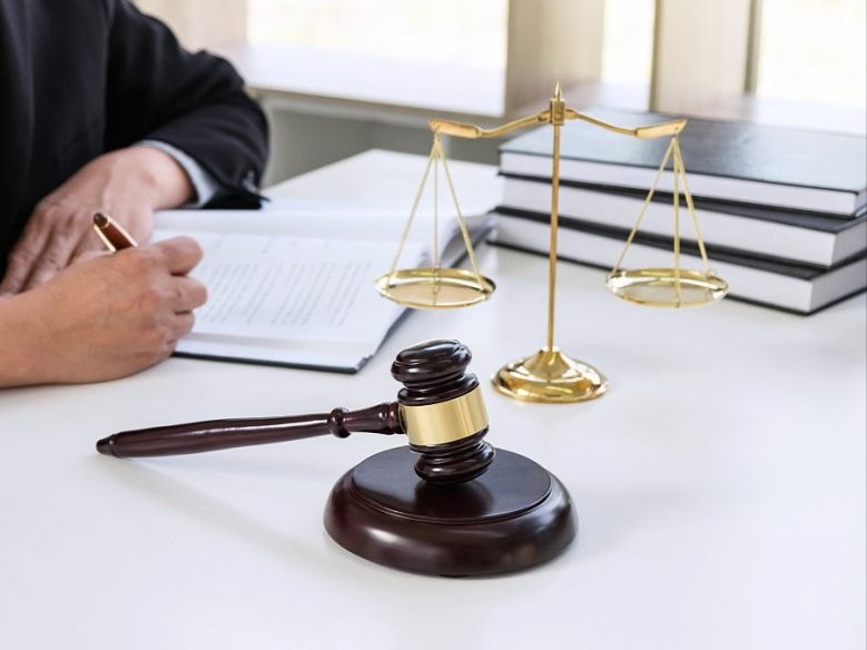 青海已婚副市长化名与特定关系人结婚，他的这一行为触犯了什么法律？