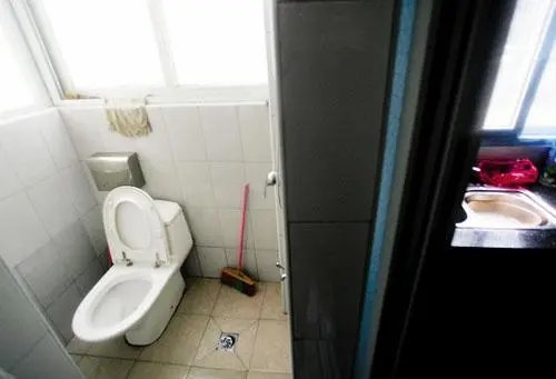 南京一男子将卧室改成卫生间，楼下邻居告上法庭，法院是如何判决的？