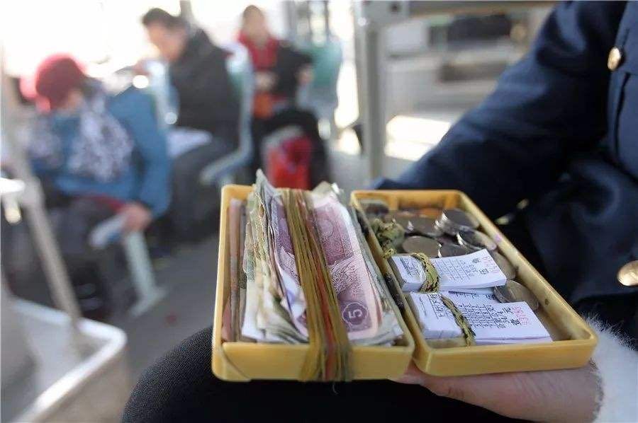 河南一女售票员坐在男乘客大腿上，她为何“借腿”休息？