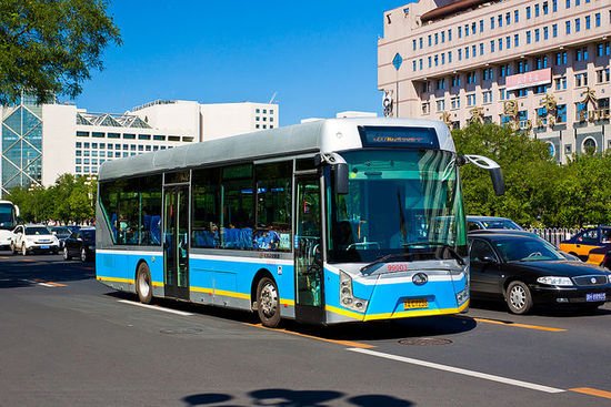 上海到西安的公共汽车车票是多少钱？