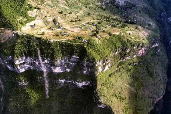 崖多音字吗？能组什么词？