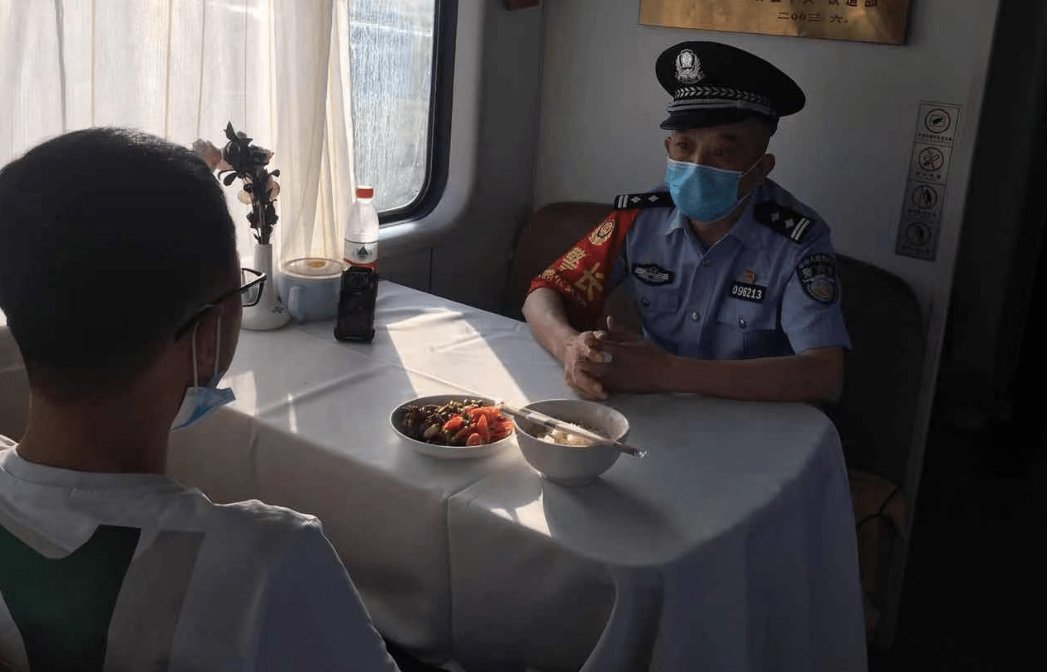 金华12岁男孩逃学失联,寻找数小时,发现藏家里衣柜1天1夜,你怎么看?