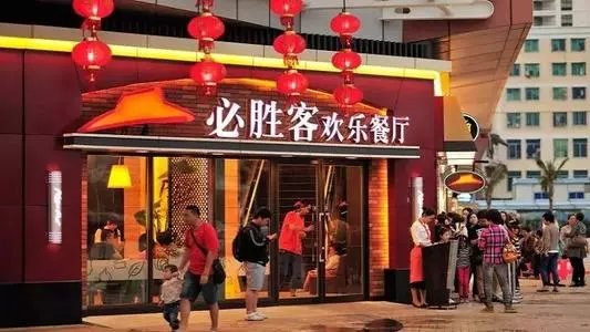 重庆一必胜客员工弄湿顾客被索赔2800元后离职，官方对此有何回应？