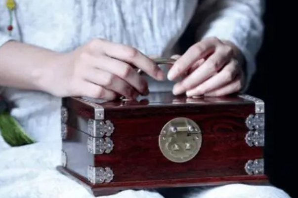 镜匣是什么意思?