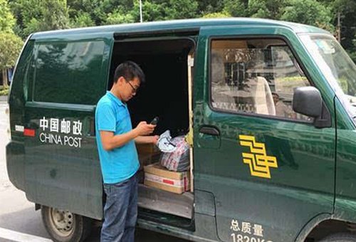 元旦三天邮政快递员放假吗