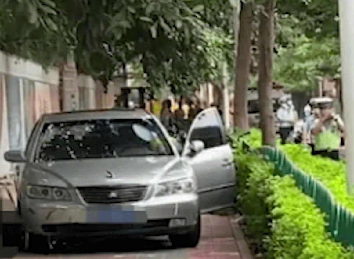 “太奇葩”厦门女司机冲过绿化带直接上人行道，1死1伤，这到底怎么回事？