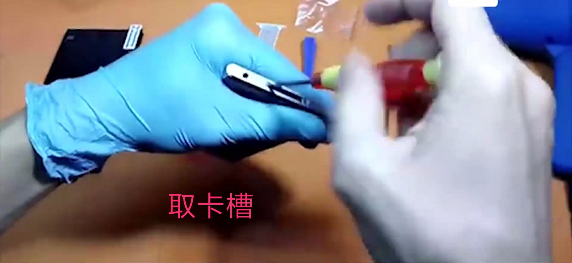 小米手机3，型号2015112怎么打开后盖，怎么插卡？