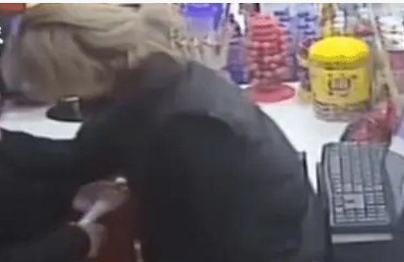 失恋醉汉强吻男店员，对此你怎么看？