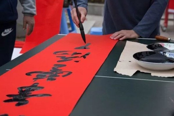 今年为啥腊月二十八贴春联？