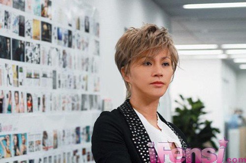 电视剧《家,N次方》里面那个染发的不男不女是谁？