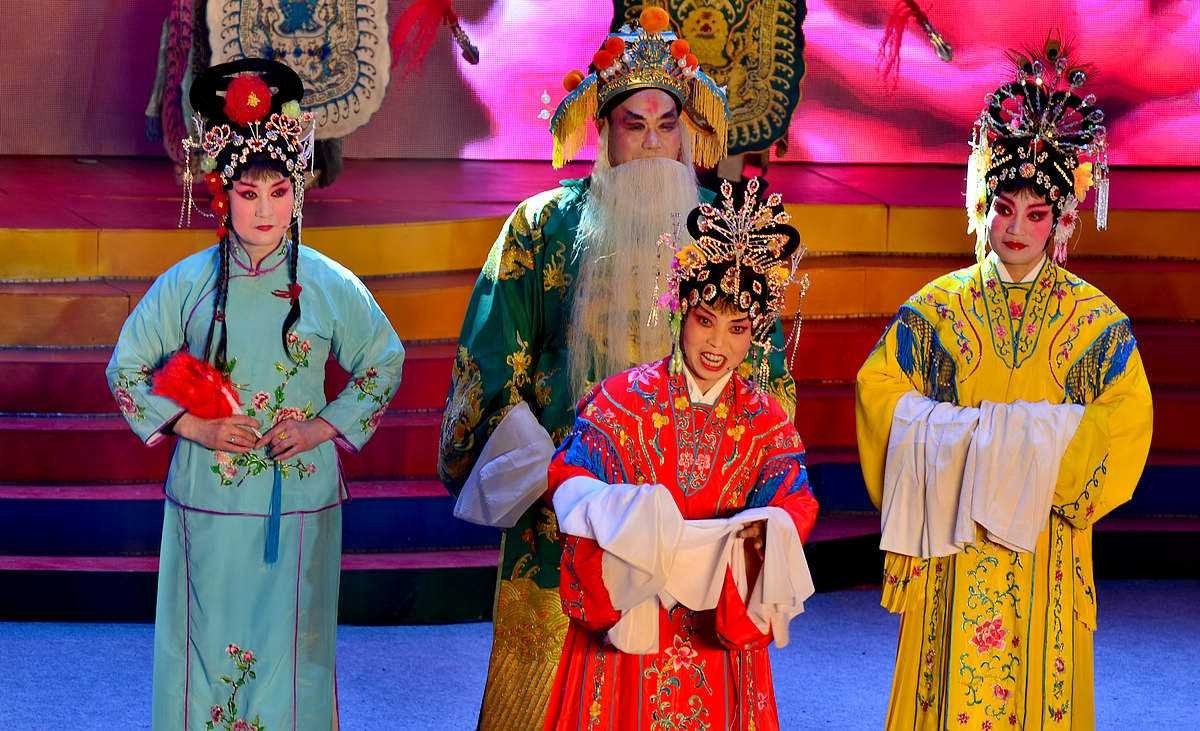 四平调来源于什么曲调什么角色不用，而反四平调只有什么角色专用？