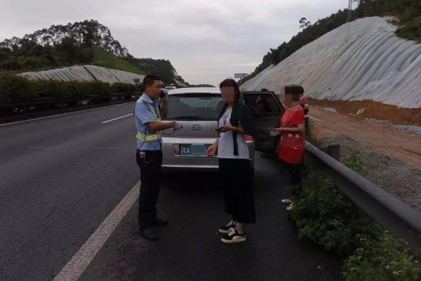 不要命式吃火锅！贵州男子和女友高速路上违停吃火锅，什么情况？