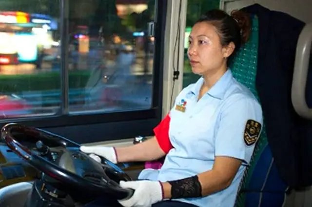 公交女司机闲暇时间在车内健身，高难度动作震惊网友，她究竟是怎么锻炼的？