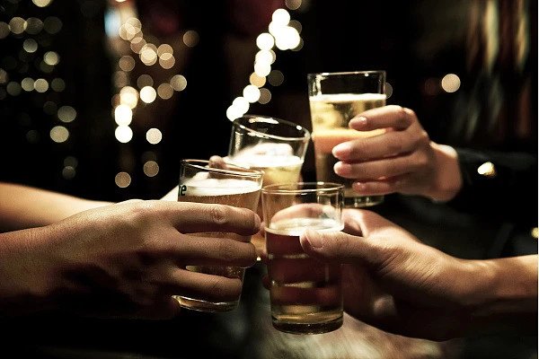 俄罗斯发生多起假酒中毒事件，销售人员将会面临什么处罚？