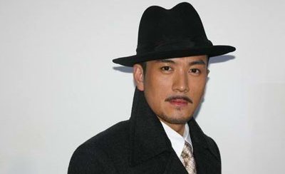 杨子现身直播间带货,一旁的女助理却出言不逊,引发网友热议!你怎么看?