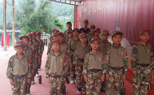 四川2小孩夏令营溜号被教官打伤，夏令营应该如何管教孩子？