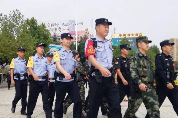 军姿交警张小东以一千个日夜坚守护一处路口平安，如何看待平凡岗位见忠诚？