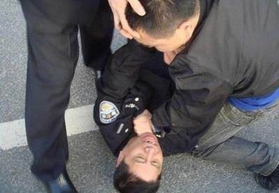 南通3名警务人员制止家暴时被打伤，涉案一家将需承担哪些法律责任？