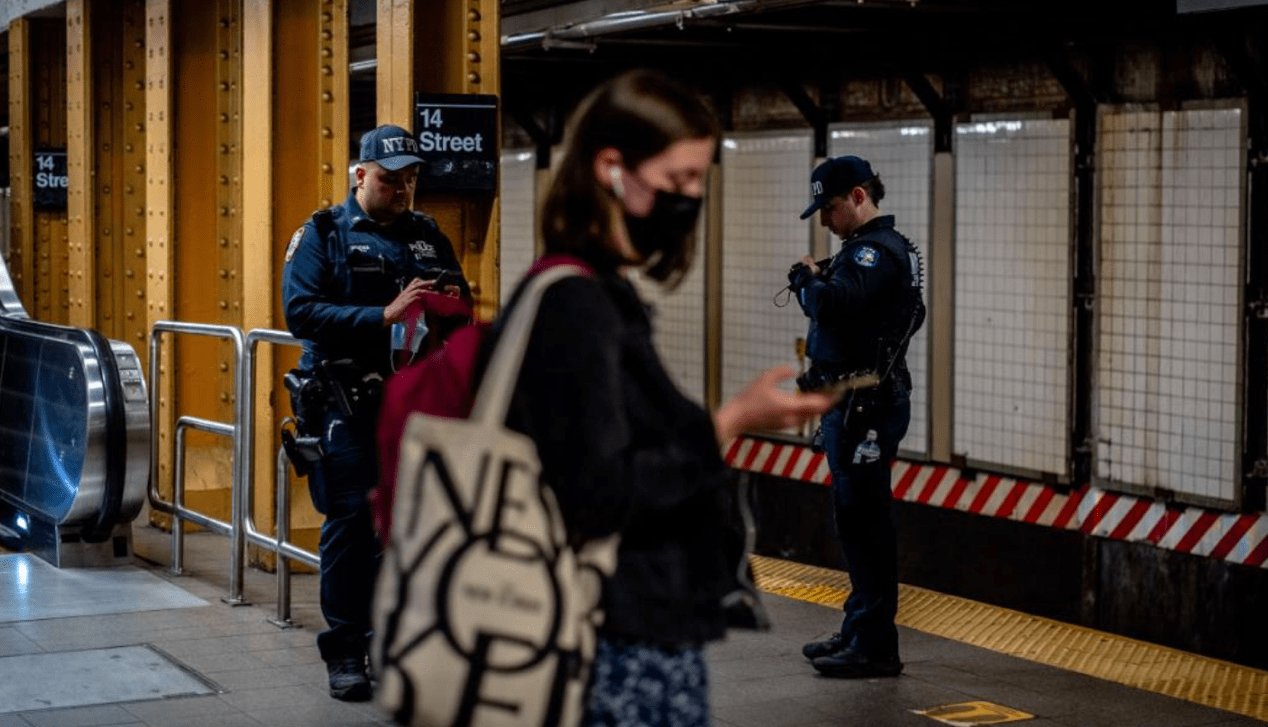 纽约一名14岁男孩在地铁站被刺死，凶手行凶的目的是什么？