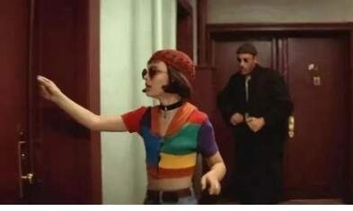 情侣遭敲门威胁报警没?