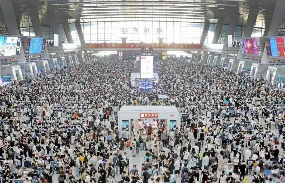 充上热搜！“躲在虹桥卫生间”的阿芬找到工作，阿芬有着怎样的求职经历？