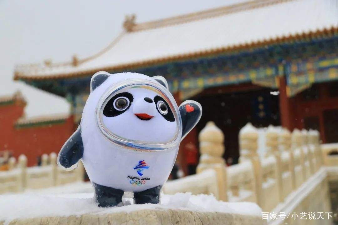 市民借冰墩墩打卡故宫雪景，冰墩墩为何如此备受欢迎？