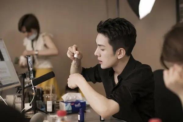 媒体评李佳琦参选人大代表，你觉得他有资格参选人大代表吗？