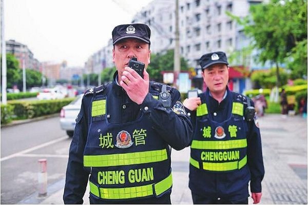 城管回应瓜农路边摔西瓜，对于回应到底他们谁的说法属实？