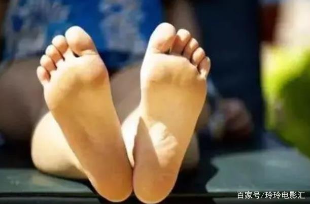 脚臭十分尴尬，该如何解决这个麻烦？