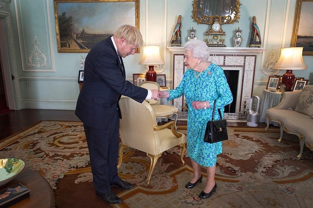 英国女王相当于什么职位？这个职位是否至关重要？