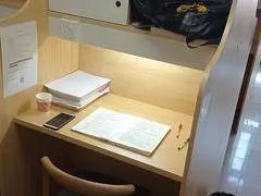 租下整栋别墅、雇管理员当水军制造学习氛围，付费自习室会是一个新风口吗？