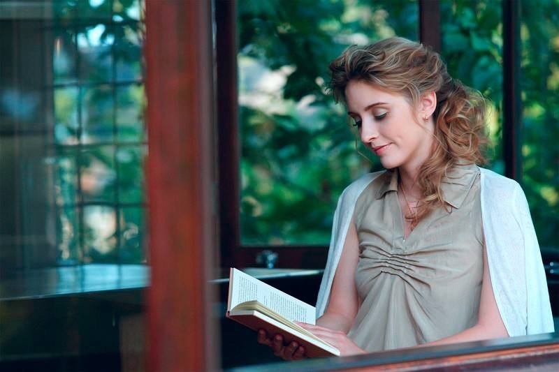 女友非常宅，只喜欢看书，要不要多带她出去旅游？