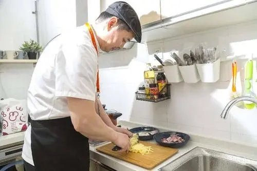 95后小伙上门代厨1周赚千元，你会选择花钱找代厨上门吗？