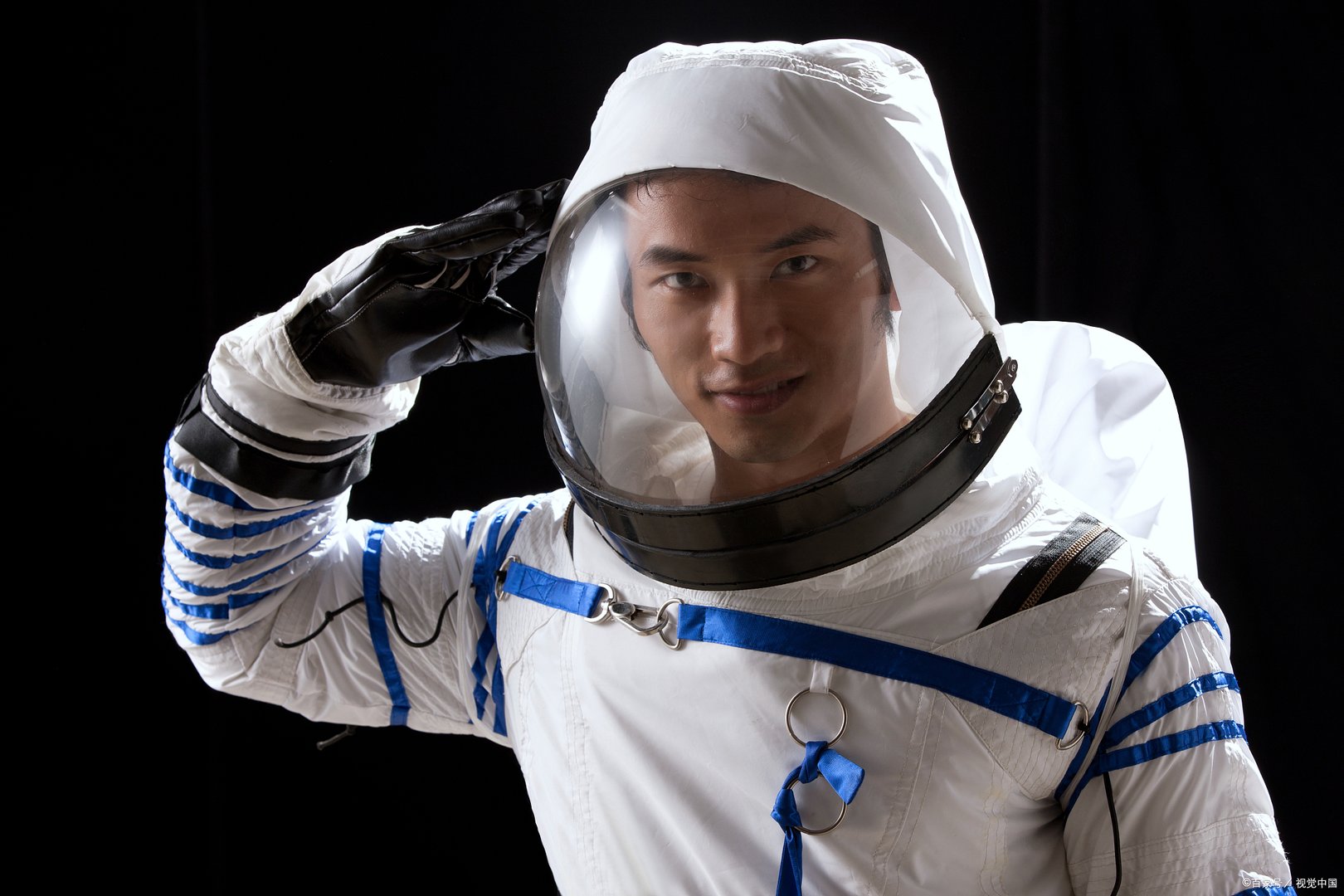 航天员进舱前向大家比心，看到这一幕你有什么感受？