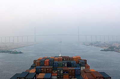 巨轮堵塞苏伊士运河这么久，谁来承担损失？