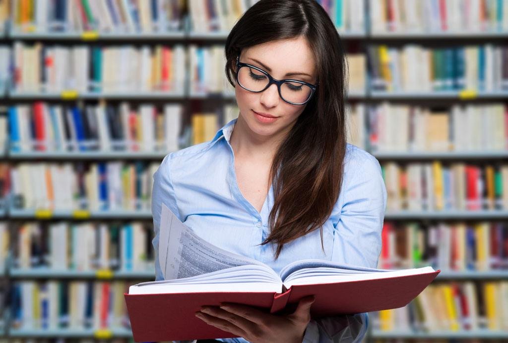 女友非常宅,只喜欢看书,要不要多带她出去旅游?