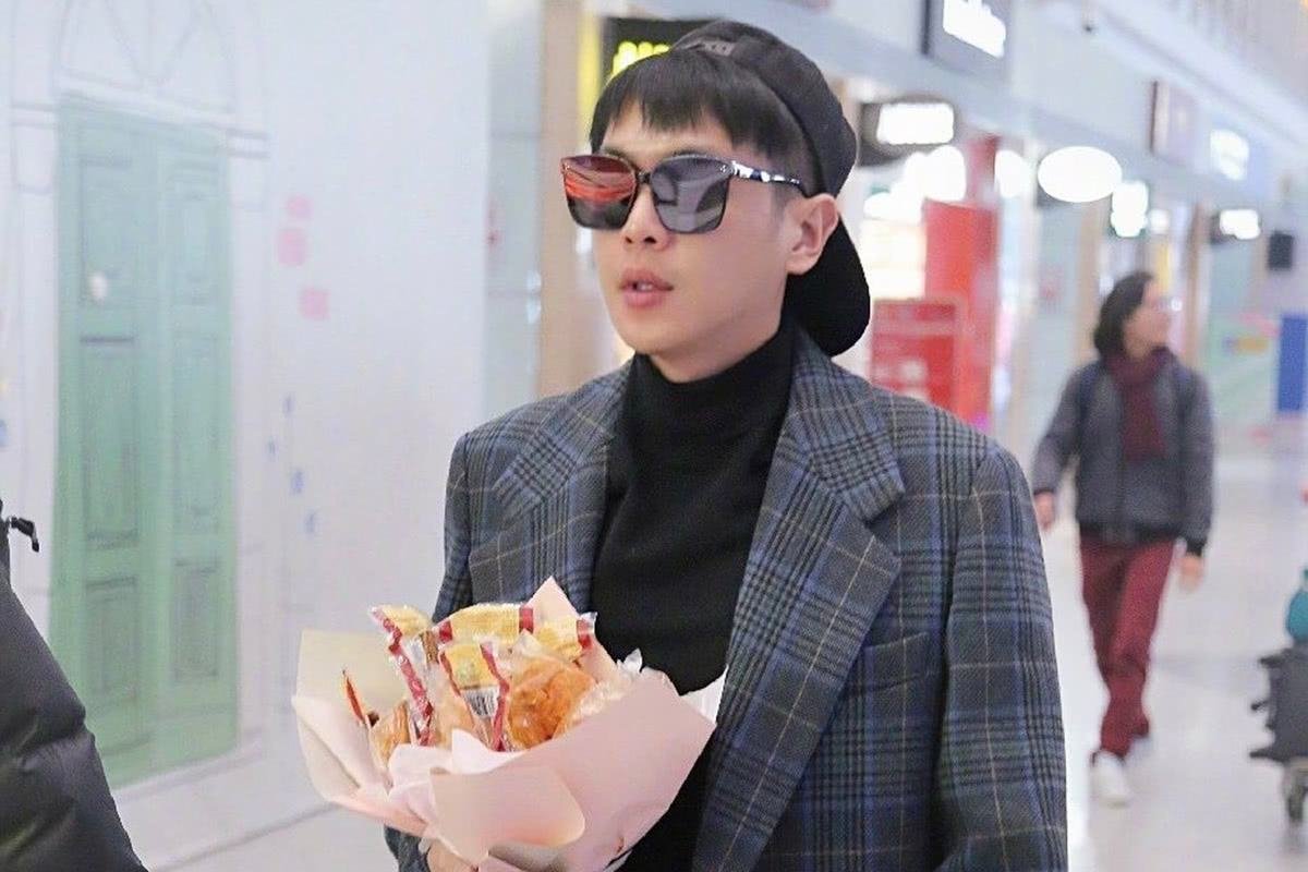 张若昀被粉丝送四斤重柿子花，他曾还收到过粉丝的哪些礼物？