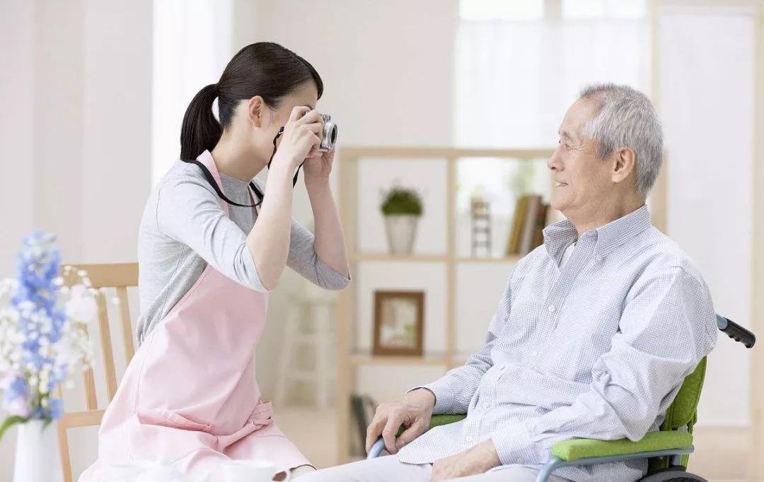 委员建议对生育孩子家庭按月发补贴，这可以给家庭减轻哪些负担？