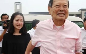 杨振宁为什么叫翁帆的父亲翁先生？