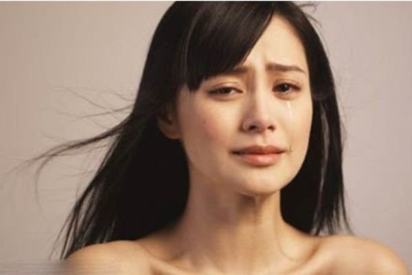 女朋友可不会无缘无故地哭泣,当女友背着你独自流泪时该怎么做?